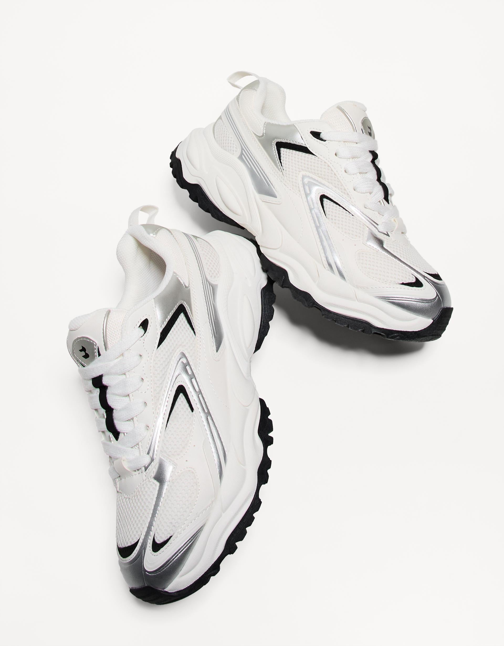 Çok parçalı spor ayakkabı